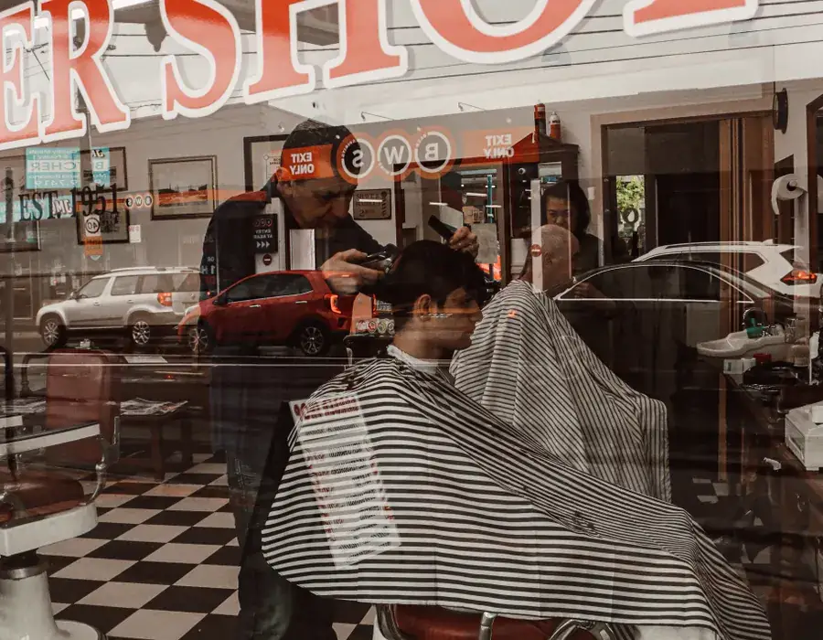 Barbeiro atendendo um cliente